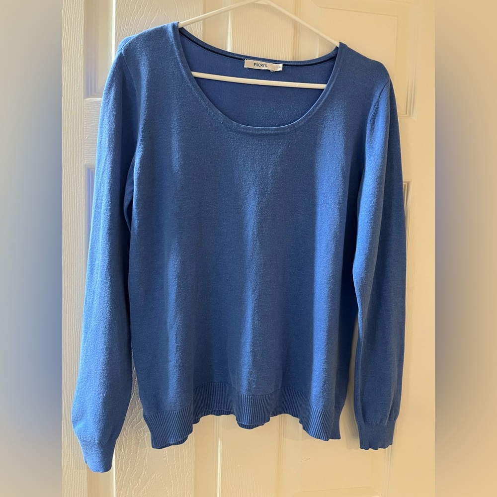 Beautiful women’s Ricki’s boatneck, blue, light sweater.